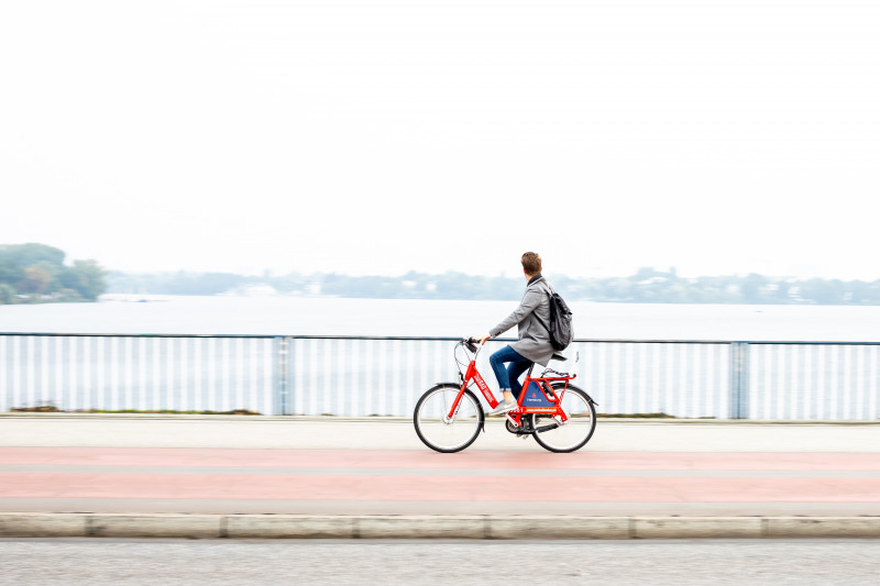 Ciclista con bicicleta naranj