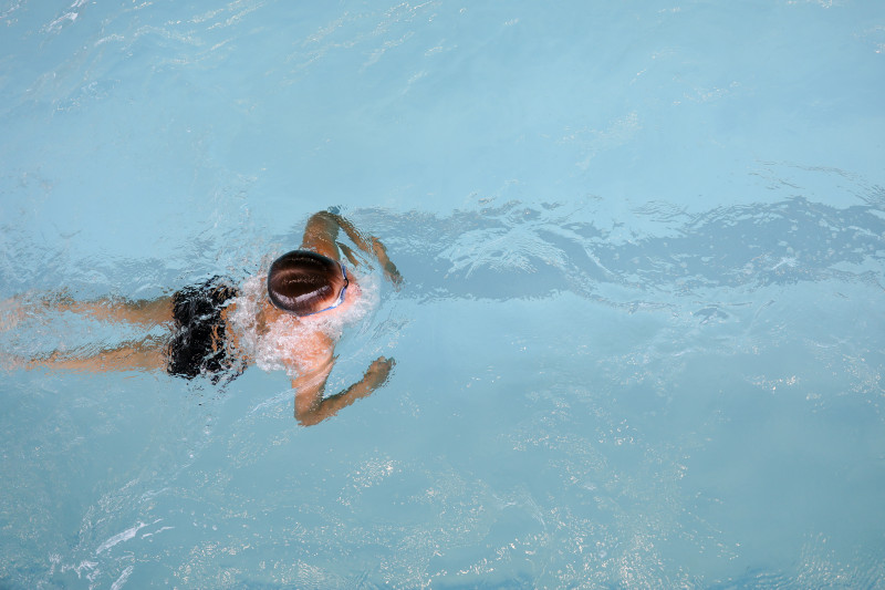 Niño nadando en una piscina