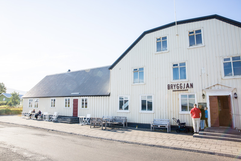 Ресторан в большом белом доме